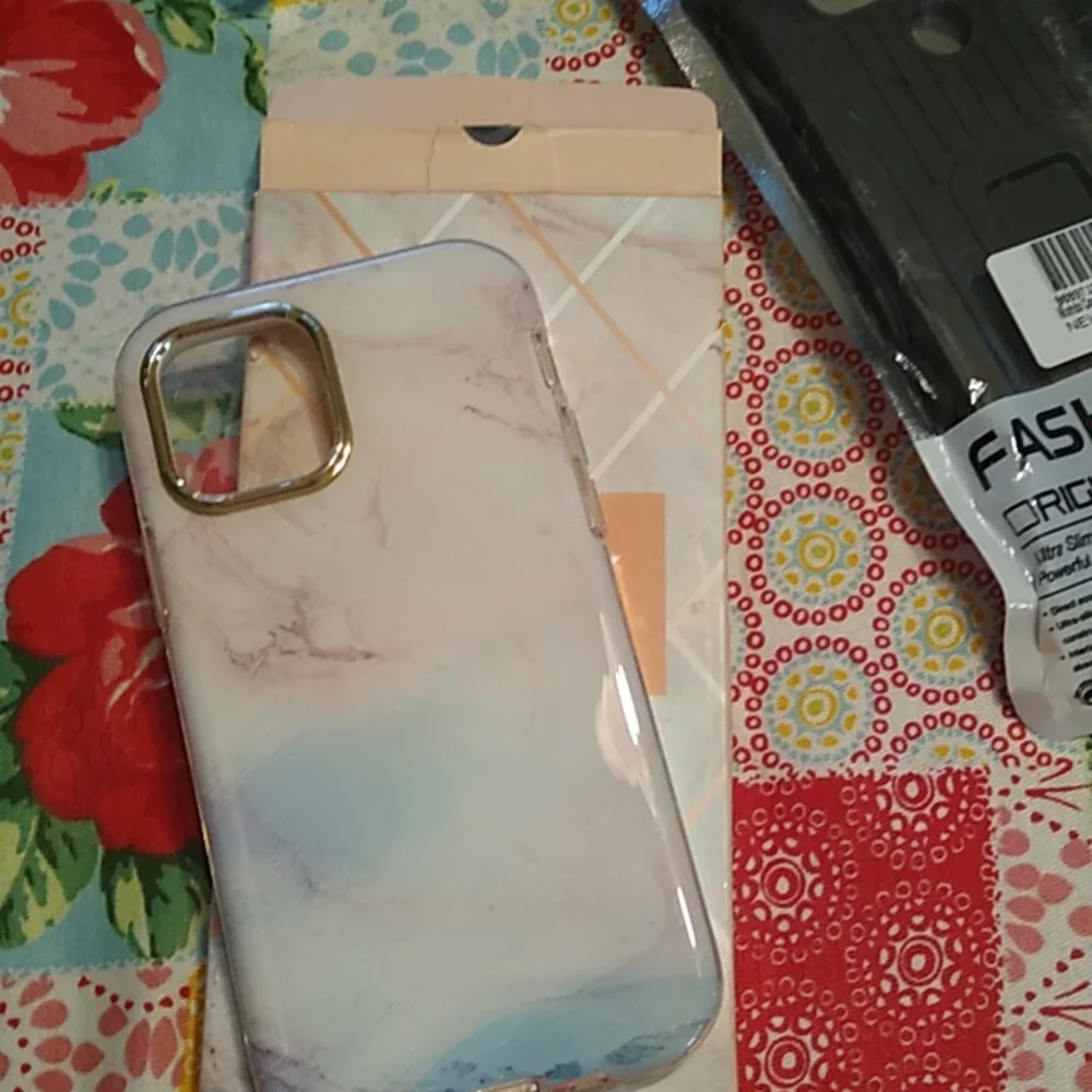 Phone cases bundle - Picture 5 of 16